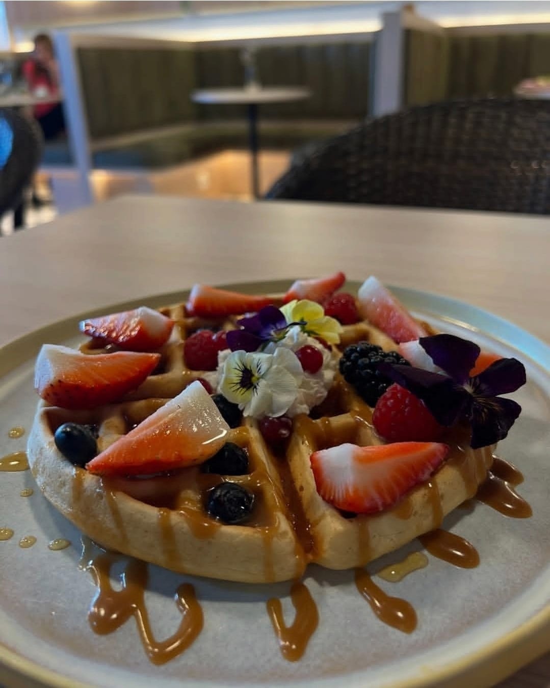 Waffle com frutos vermelhos e caramelo