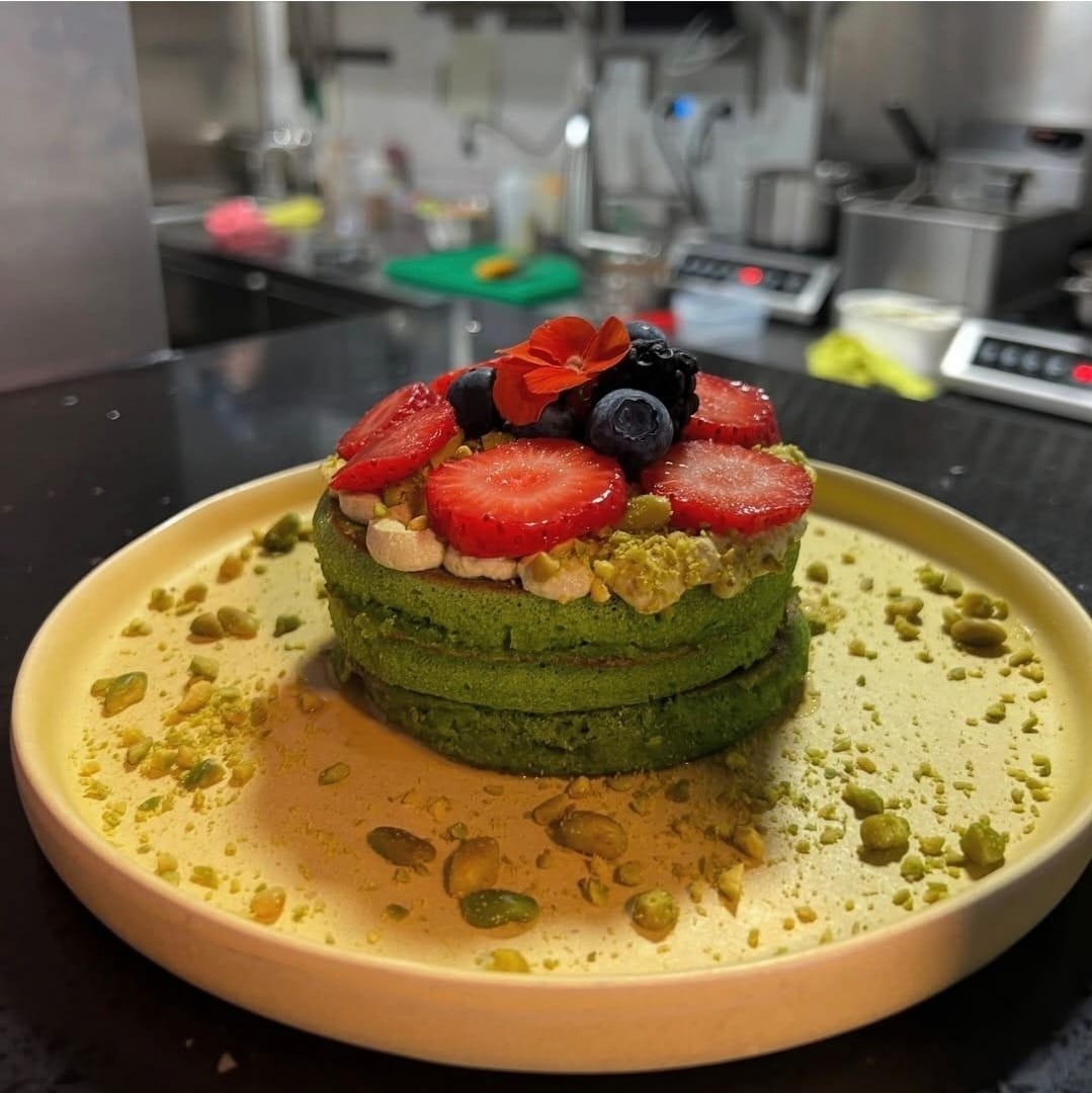 Panquecas de matcha com morango e pistácio