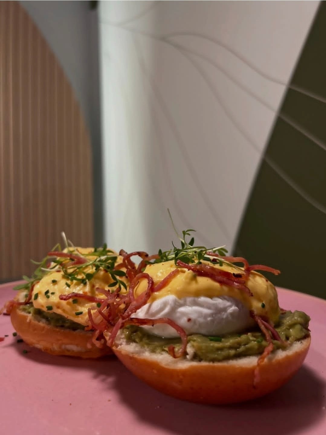 Ovos Benedict com guacamole e bacon crocante